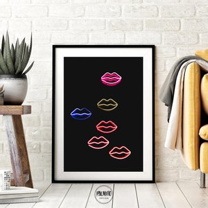 Peut inclure: Une impression encadr&eacute;e en noir et blanc avec un fond noir et un motif de six l&egrave;vres au n&eacute;on de diff&eacute;rentes couleurs, dont le rose, le rouge, le bleu et le jaune. Les l&egrave;vres sont dispos&eacute;es en un motif vertical, les l&egrave;vres roses en haut et les l&egrave;vres jaunes en bas.