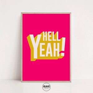 Peut inclure: Une impression encadr&eacute;e rose vif avec le texte "HELL YEAH!" en lettres blanches sur fond jaune.