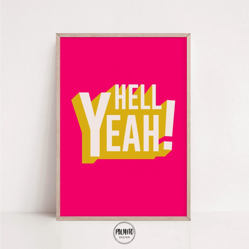 Peut inclure: Une impression encadr&eacute;e rose vif avec le texte "HELL YEAH!" en lettres blanches sur fond jaune.
