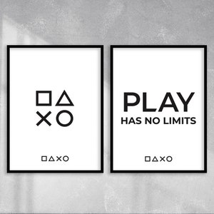 Pode incluir: Duas impressões emolduradas pretas com fundos brancos. A impressão da esquerda apresenta os símbolos icônicos do controlador PlayStation: um quadrado, um triângulo, um círculo e um X. A impressão da direita apresenta o texto "PLAY HAS NO LIMITS" em letras pretas em negrito. Ambas as impressões têm os símbolos "□△XO" na parte inferior.