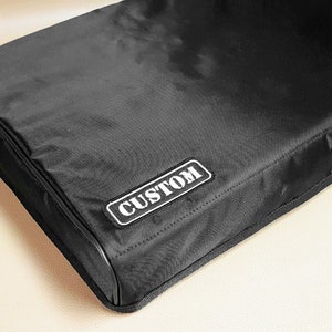 Può includere: Custodia personalizzata nera con un'etichetta "CUSTOM" bianca.