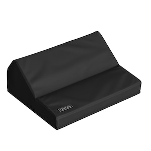 Pode incluir: Suporte para teclado de couro preto com uma plataforma elevada e a palavra "CUSTOM" impressa na frente.