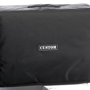 Könnte beinhalten: Schwarze Amp-Hülle mit einem weißen "CUSTOM"-Label.