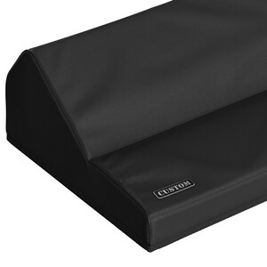 Pode incluir: Suporte para teclado de couro preto com uma plataforma elevada e uma etiqueta "CUSTOM".
