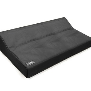 Pode incluir: Capa de teclado preta com uma etiqueta personalizada. A capa é feita de um tecido durável e tem um fecho de correr.