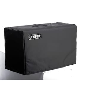 Könnte beinhalten: Eine schwarze, rechteckige Hülle mit einem Griff oben. Auf der Vorderseite befindet sich das Wort "CUSTOM" in einem weißen Rechteck. Die Hülle scheint aus einem strapazierfähigen, möglicherweise wasserabweisenden Material zu bestehen.