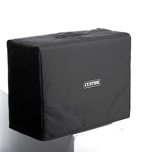 Könnte beinhalten: Schwarze gepolsterte Amp-Hülle mit einem weißen "CUSTOM"-Label.