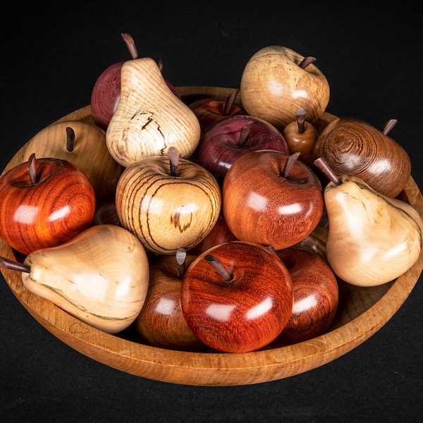 aus Holz gedrechselte Frucht