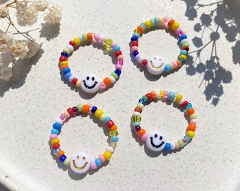 Perlenring Smiley "Happy Rainbow" / Bunter Ring / Stretch Ring / Glücksbringer / Glasperlen / Geschenk für Frauen / Muttertag / Mutmacher