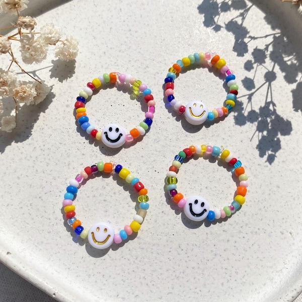 Perlenring Smiley "Happy Rainbow" / Bunter Ring / Stretch Ring / Glücksbringer / Glasperlen / Geschenk für Frauen / Muttertag / Mutmacher
