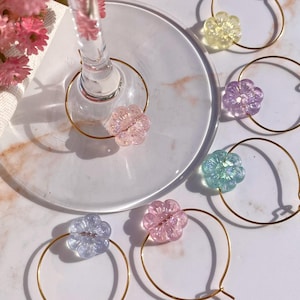 Glasmarkierer 6er Set mit glänzenden Pastell-Blumen – Weinglasmarker Charm – Geschenk JGA, Mädelsabend, Gartenparty, Gastgeschenk, Tischdeko