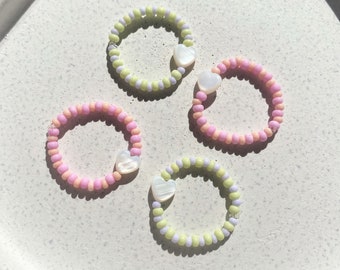 Süßer Perlenring "Pastell Shell" / Ring Muschel Herzperle / Bunter Ring / Elastischer Stapelring  / Glücksbringer / Geschenkidee Muttertag