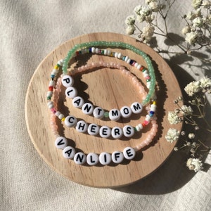 Personalisiertes Armband aus Perlen mit Schriftzug - Buntes Freundschaftsarmband mit Buchstabenperlen, einzigartiges Geschenk beste Freundin