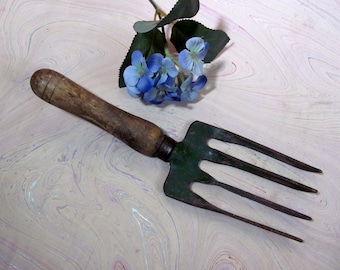 Garden Fork Vintage Planting & Digging Hand Tool Wooden Handle Metal Tines Decorative Twist Gardening Tool