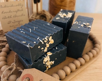 Jabón en barra con manteca de carbón vegetal y aroma a jazmín iluminado por la luna.