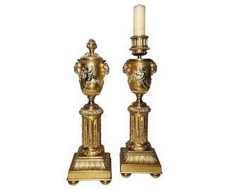 Candelabros de bronce dorado con forma de querubines en forma de guirnalda, estilo neoclásico del siglo XIX, candelabros de bronce dorado con forma de querubines franceses, expositor de escritorio antiguo con cabeza de carnero y Cupido