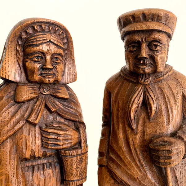 Paire antique Sculptures traditionnelles flamandes en chêne sculpté - Homme belge à canne et femme au panier Statuettes Art populaire Figurines en bois sculpté