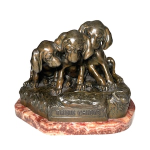 Trois Chiots Skulptur von Georg Vacossin - Französische Drei Welpen Spelter Statue Marmorsockel - Antike Animalier Hunde und Schnecken Régule Figuren