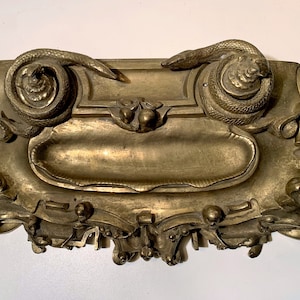 Antico calamaio grande a forma di serpente e salamandra - Raro calamaio in bronzo in stile Luigi XV - Calamaio in bronzo dorato figurato francese - Espositore da scrivania vintage unico