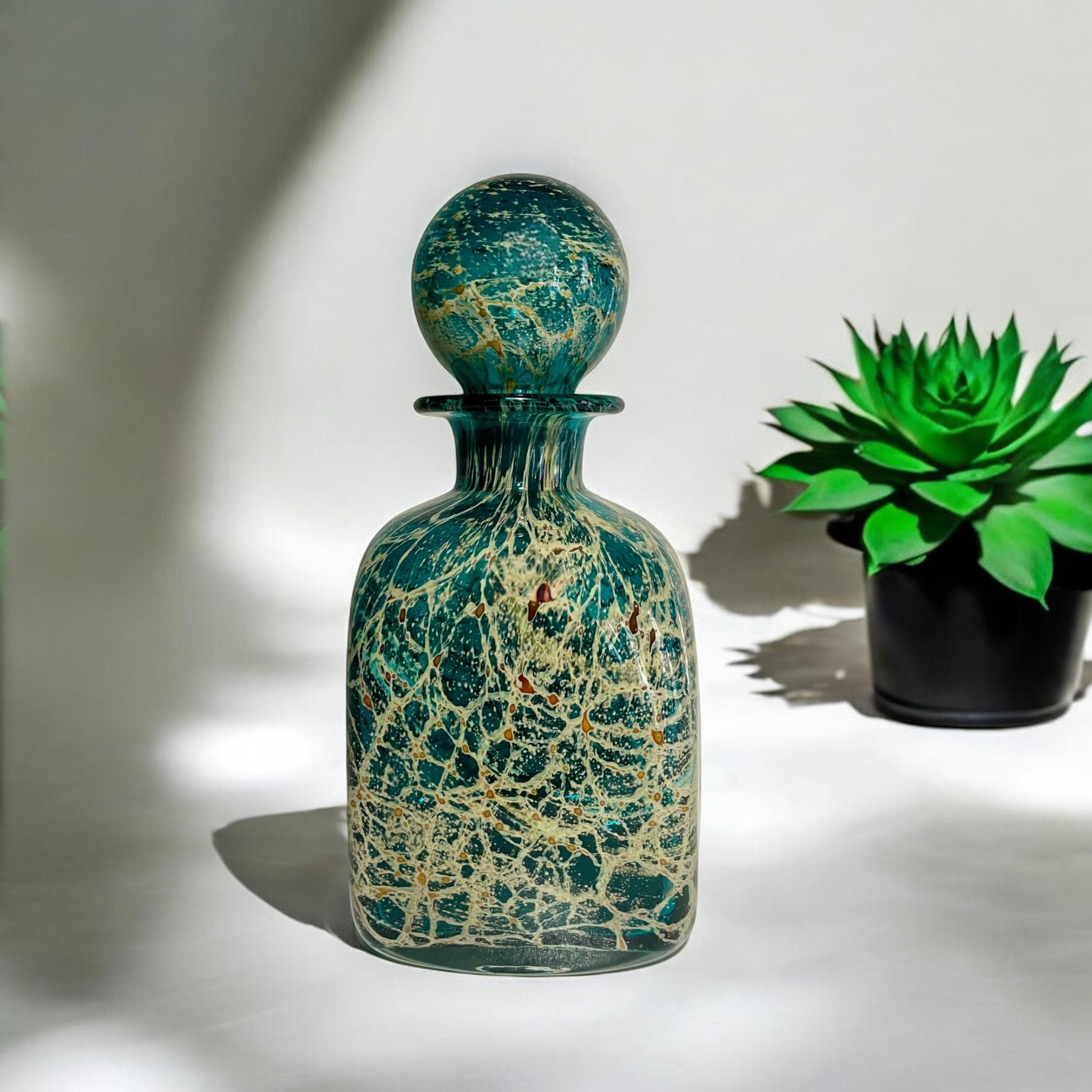 イムディーナガラス　花瓶 イムディーナブルークリズルガラス蓋付きボトル - マイケルハリスシー