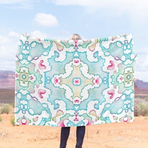 Manta de terciopelo con diseño de niña, simétrica, abstracta, con efecto espejo y acuarela, color turquesa pastel y rosa. Decoración francesa. Regalo de inauguración de la casa