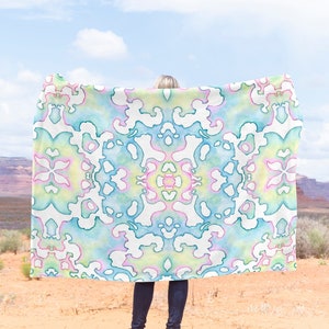Manta de terciopelo con diseño de niña, simétrica, abstracta, con efecto espejo y acuarela, color turquesa pastel y rosa. Decoración francesa. Regalo de inauguración de la casa