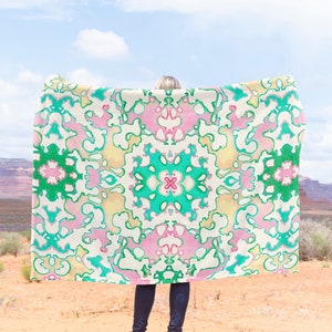 Manta de terciopelo con efecto espejo abstracto y simétrico de colores pastel, con acuarela, decoración de estilo femenino en tonos pastel. Regalo de inauguración de la casa