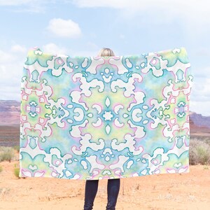 Manta de terciopelo con diseño de niña, simétrica, abstracta, con efecto espejo y acuarela, color turquesa pastel y rosa. Decoración francesa. Regalo de inauguración de la casa