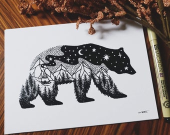 Puede incluir: Ilustración en blanco y negro de un oso con un cielo nocturno estrellado y una cordillera dentro de su silueta. Se puede ver una pequeña fogata y una tienda de campaña en las montañas.