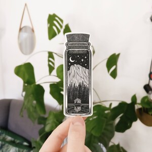 Sticker The Bottle, opberger, campingsticker, Zelten, Mond, Zelt, Camp Wild, Avontuur, Bos, Natuur, Maan, Sterren, Hut, Meer