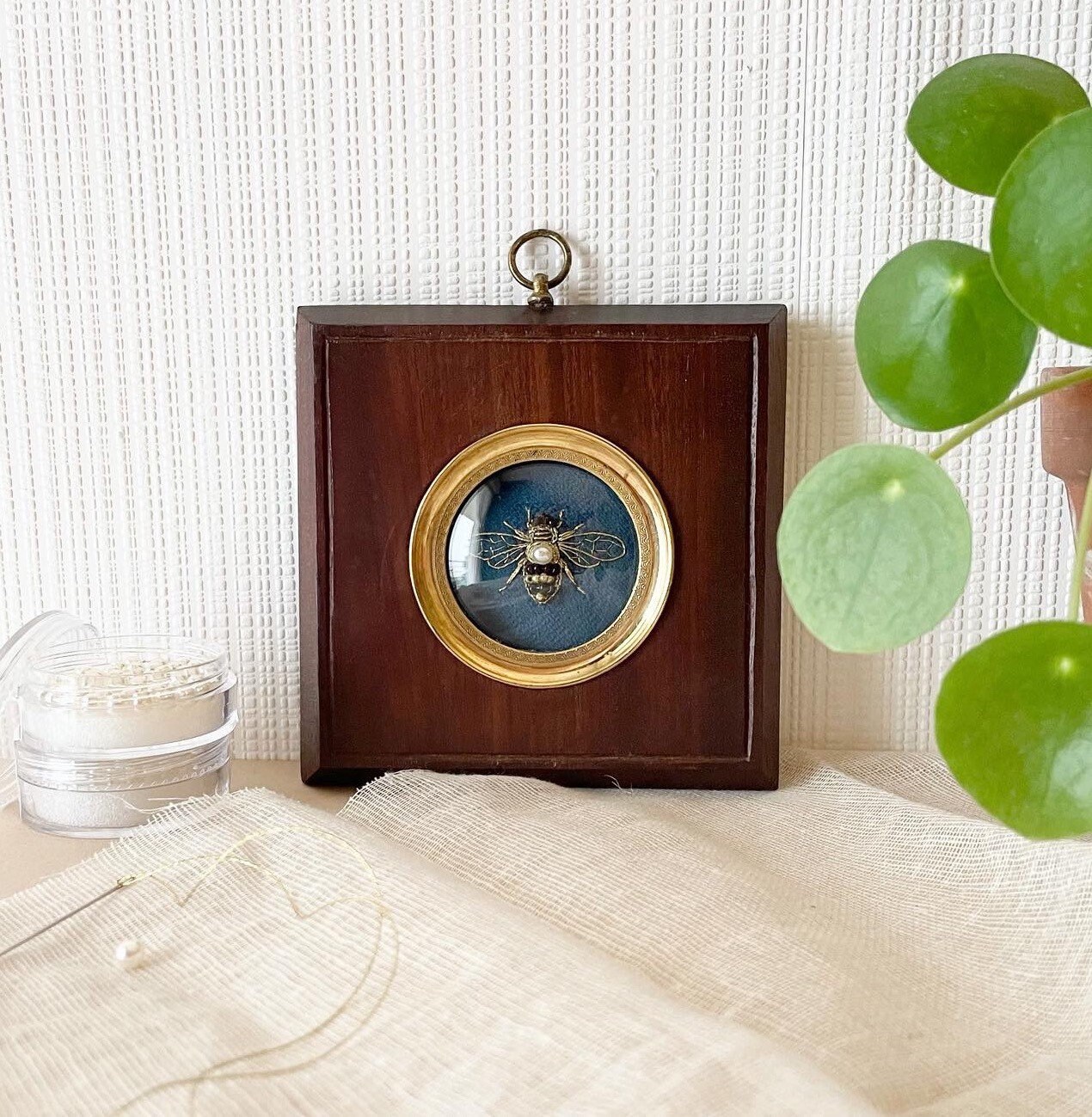 Cadre Ancien en Bois de Noyer avec Broderie Représentant Une Abeille.