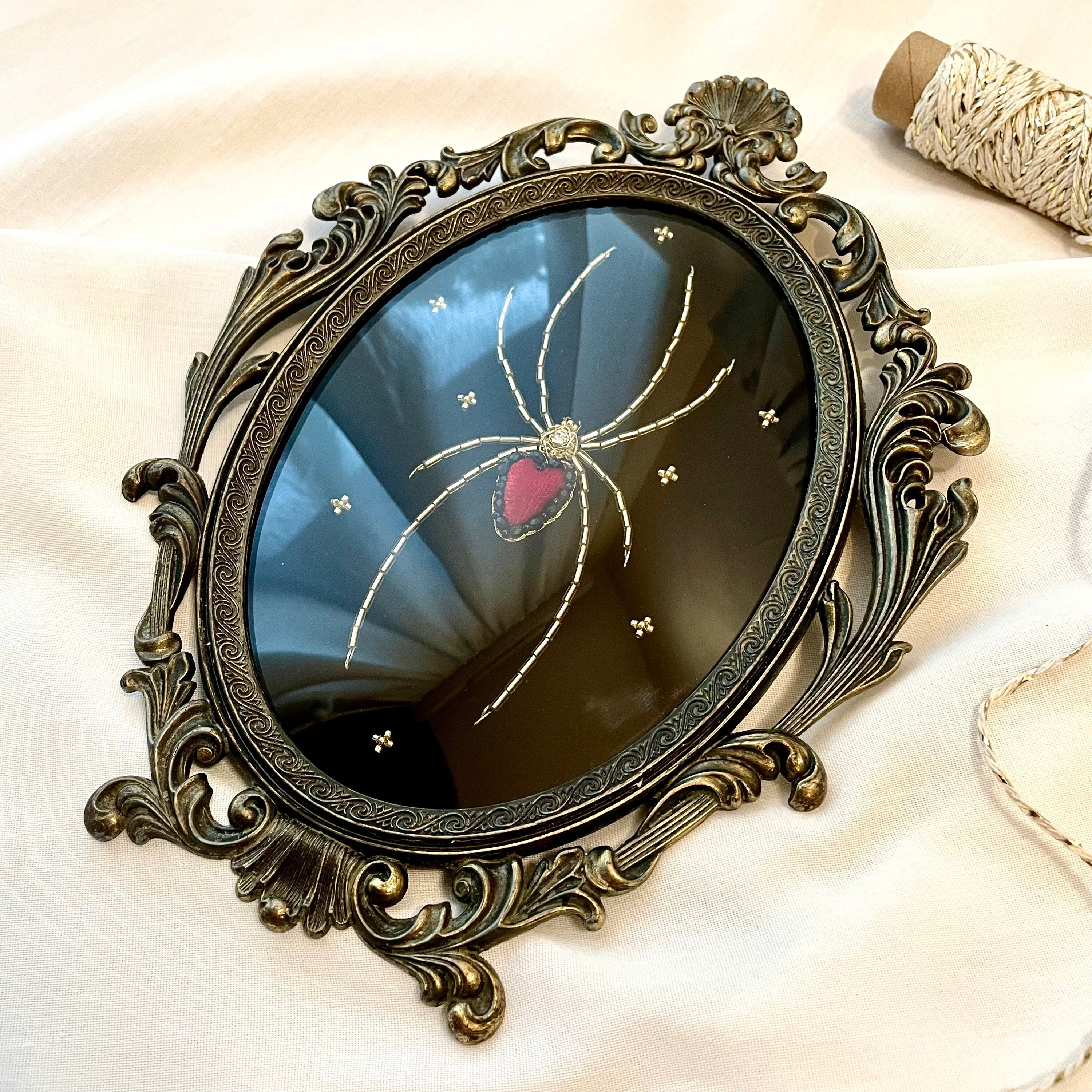 Broderie Grande Araignée Au Cœur Rouge