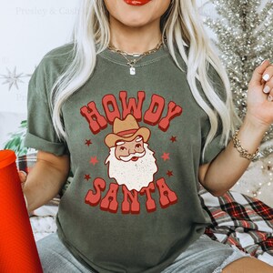 Comfort Colors Shirt Retro Santa Top Holiday Apparel Rodeo Top Western Graphic Tee Pink Cowgirl Shirt Howdy Shirt Cowboy Christmas Crewneck