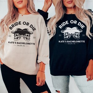 Peut inclure: Deux sweat-shirts noirs et blancs avec un motif de cr&acirc;ne et d'os crois&eacute;s. Le texte sur les sweat-shirts est "Bride or Die" et "Ride or Die". Le texte comprend &eacute;galement "Kate's Bachelorette" et "Salem, MA".