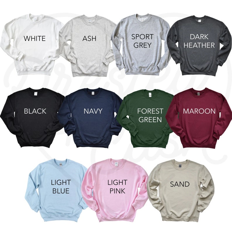 Pode incluir: Doze sweatshirts de gola redonda em v&aacute;rias cores, incluindo branco, cinza, cinza esportivo, cinza escuro, preto, azul marinho, verde floresta, vinho, azul claro, rosa claro e areia. Cada sweatshirt tem um r&oacute;tulo de texto de cor diferente na frente.
