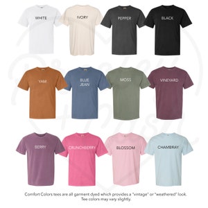 K&ouml;nnte beinhalten: Eine Sammlung von 12 T-Shirts in verschiedenen Farben, darunter Wei&szlig;, Elfenbein, Pfeffer, Schwarz, Yam, Jeansblau, Moos, Weinberg, Beere, Himbeere, Bl&uuml;te und Chambray. Die Shirts sind alle im Garment Dye Verfahren gef&auml;rbt, was ihnen einen Vintage- oder Used-Look verleiht. Comfort Colors T-Shirts.