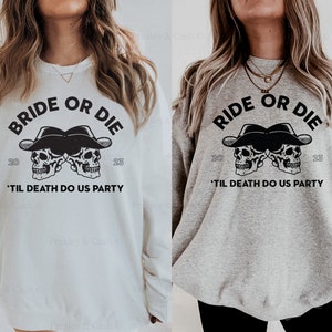 Peut inclure: Deux sweats gris avec un motif de cr&acirc;ne et d'os crois&eacute;s et le texte "Bride or Die" et "Ride or Die" avec le texte "'Til Death Do Us Party" en dessous.