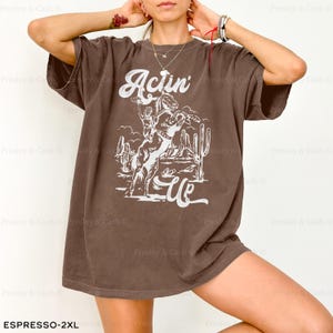 Camisa Actin Up, vestido estilo western, camisa vaquera estilo vintage, camiseta rodeo extragrande, camisa de colores cómodos, top de música country, atuendo de Nashville imagen 3