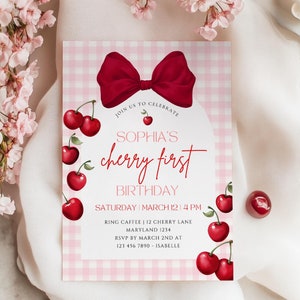 Op de afbeelding: Een roze en witte gingham-patroon uitnodiging met een rode strik en kersen. De tekst luidt: "Doe mee met het vieren van Sophia's eerste verjaardag met kersen thema. Zaterdag 12 maart, 16:00 uur. Ring Caffee | 12 Cherry Lane, Maryland 1234. RSVP vóór 2 maart op 123 456 7890 - Isabelle."
