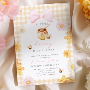 Plantilla de invitación para baby shower con lazo rosa y miel, temática de abeja, para niña con cuadros amarillos, editable e imprimible en Canva.