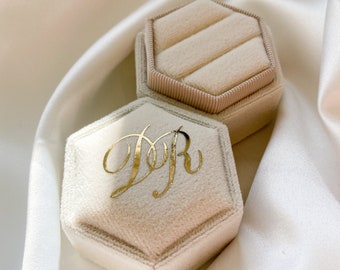 Boîte à alliances avec initiales de couple personnalisées, accessoire de mariage Flaylay de boîte à bagues en velours monogramme