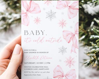 Könnte beinhalten: Eine Babyparty-Einladung mit Winterthema. Die Einladung zeigt rosa Schleifen und Schneeflocken auf weißem Hintergrund. Der Text lautet "BABY, it's cold outside" und enthält Eventdetails.