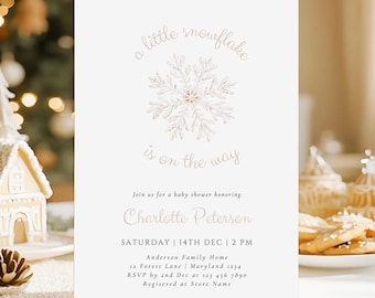 Könnte beinhalten: Babyparty-Einladung mit dem Text "a little snowflake is on the way". Die Einladung zeigt ein Schneeflocken-Design und enthält den Namen "Charlotte Peterson" und Veranstaltungsdetails.