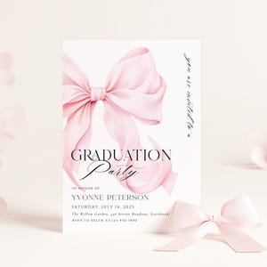K&ouml;nnte beinhalten: Eine wei&szlig;e Einladung mit einer rosa Schleife. Der Text lautet "Sie sind eingeladen zu einer Abschlussfeier zu Ehren von Yvonne Peterson. Samstag, 16. Juli 2025. The Willow Garden, 456 Serene Meadows, Everbrook. RSVP an Helen unter 123-456-7890."