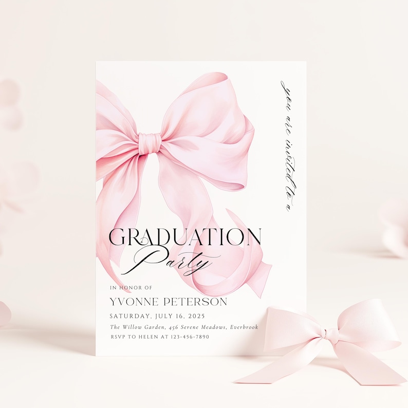 K&ouml;nnte beinhalten: Eine wei&szlig;e Einladung mit einer rosa Schleife. Der Text lautet "Sie sind eingeladen zu einer Abschlussfeier zu Ehren von Yvonne Peterson. Samstag, 16. Juli 2025. The Willow Garden, 456 Serene Meadows, Everbrook. RSVP an Helen unter 123-456-7890."