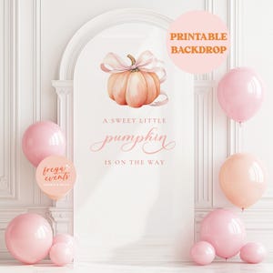 Puede incluir: Un telón de fondo imprimible para baby shower con una calabaza acuarela y un lazo, el texto "A sweet little pumpkin is on the way" y globos rosas. El diseño es para una baby shower o revelación de género.