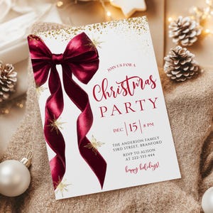 Könnte beinhalten: Weihnachtsparty-Einladung mit burgunderfarbener Schleife und goldenen Akzenten. Die Einladung enthält den Text "Christmas Party" mit dem Datum 15. Dezember um 20:00 Uhr. Der Text "happy holidays!" steht unten.