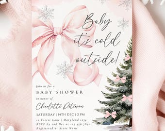 Könnte beinhalten: Eine Babyparty-Einladung mit einer rosa Schleife und Schneeflocken. Der Text "Baby it's cold outside!" ist in eleganter Schrift geschrieben. Die Einladung enthält Details für eine Babyparty zu Ehren von Charlotte Peterson.