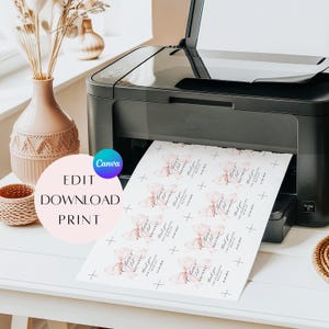 Pode incluir: Uma folha de adesivos de agradecimento imprim&iacute;veis com um design de la&ccedil;o de aquarela rosa. Os adesivos dizem "Clara's 1st Birthday" e "Thank you for celebrating with us!" com uma data.