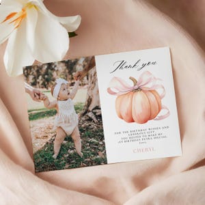 Tarjeta de agradecimiento de primer cumpleaños con forma de calabaza, niña, lazo rosa, plantilla de nota de agradecimiento de primer cumpleaños, tema de otoño en acuarela, bonita calabaza de otoño en Canvas